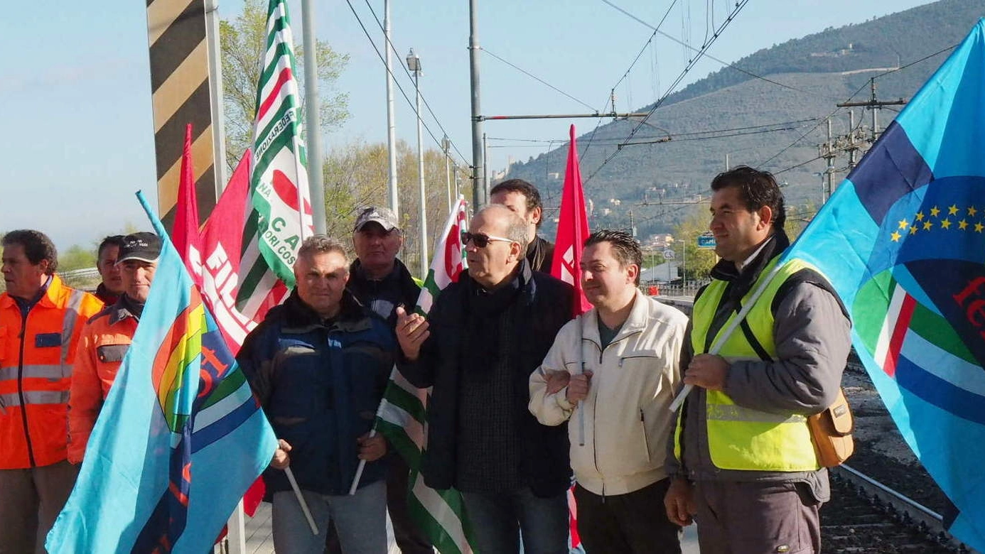 La manifestazione dei lavoratori e dei sindacalisti organizzata il 30 marzo scorso alla stazione ferroviaria di Campello
