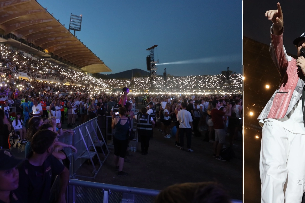 Lo stadio Franchi illuminato e il leader dei Pinguini Tattici Nucleari, Riccardo Zanotti (New Press Photo)