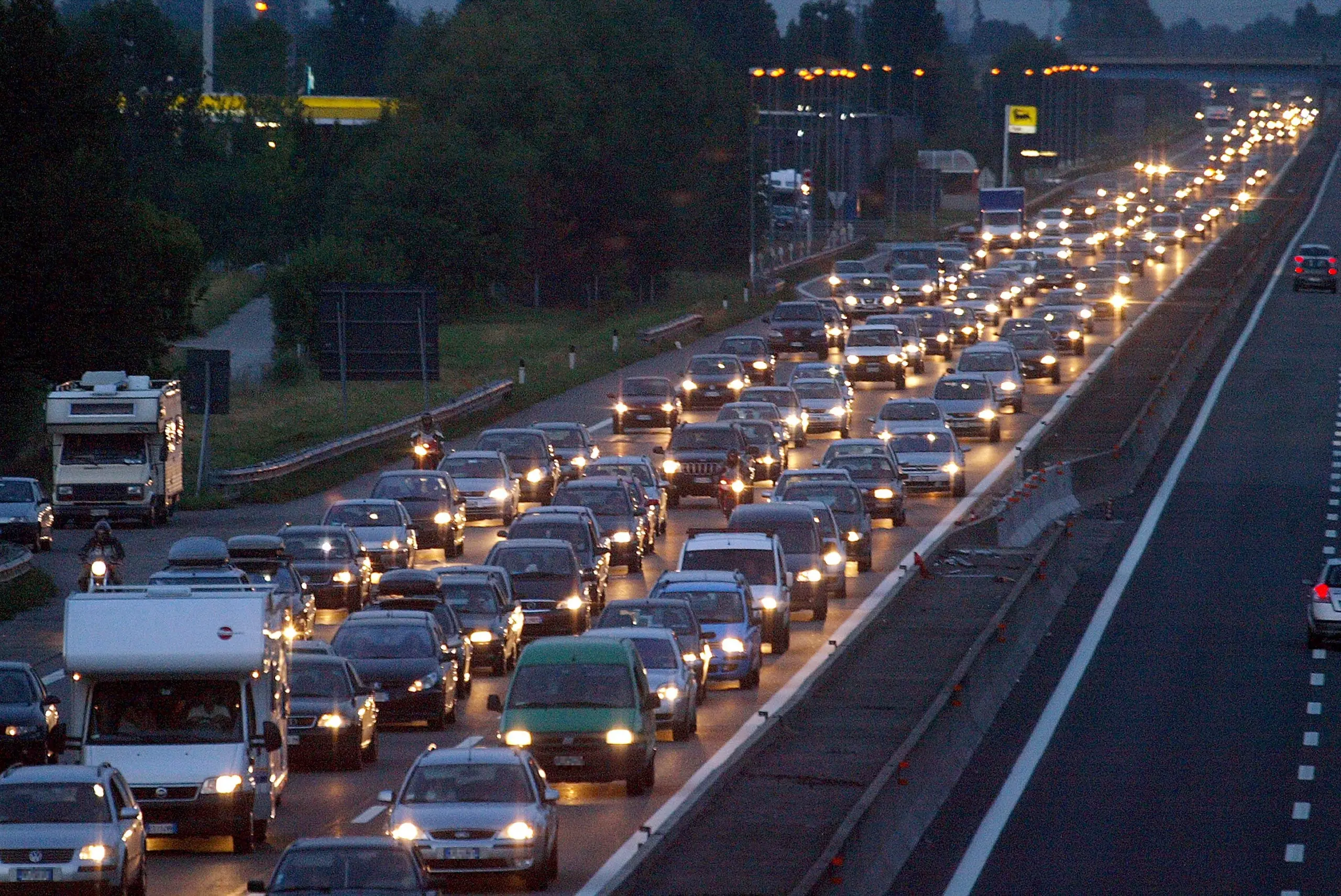 Capodanno, autostrade prese d’assalto: traffico intenso e code. La situazione in tempo reale