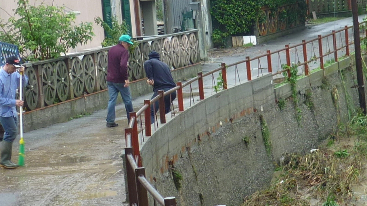 Lavori di pulizia lungo uno dei canali che attraversano il territorio castelnovese 