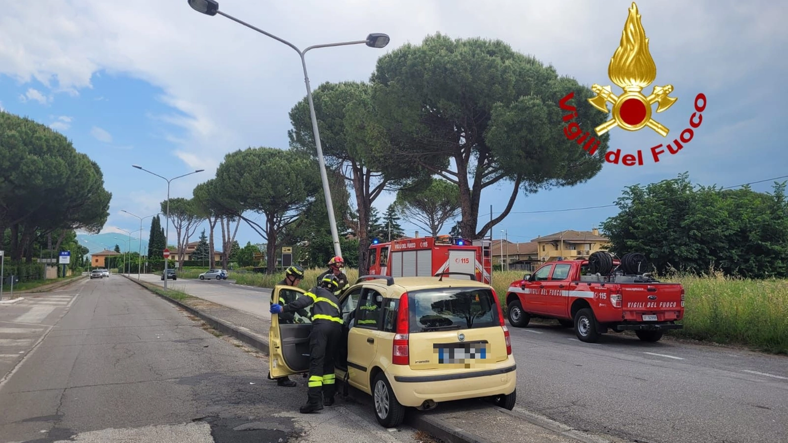 L'auto contro il lampione