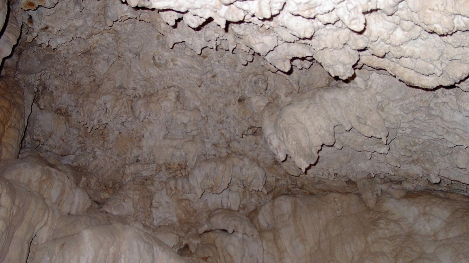Grotta di stalattiti a Pitigliano (Grosseto)