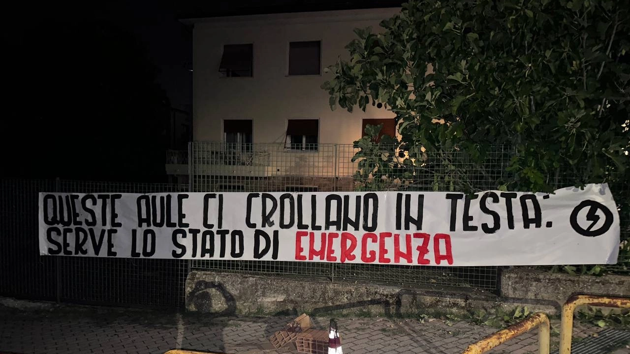Lo striscione fuori dalla scuola Lo striscione fuori dalla scuola