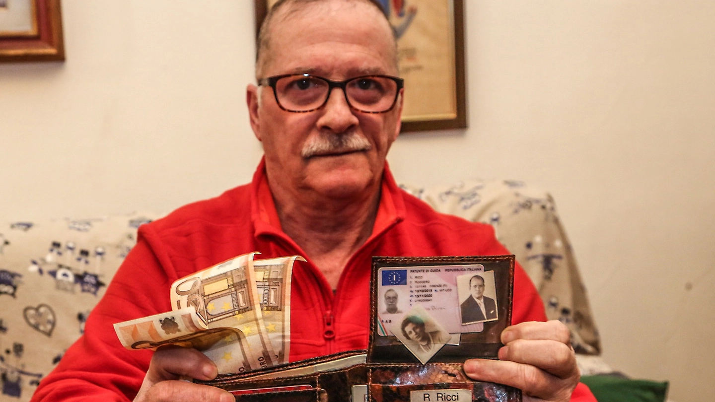 Ruggero Ricci con il portafogli ritrovato dopo 7 anni (foto Germogli)