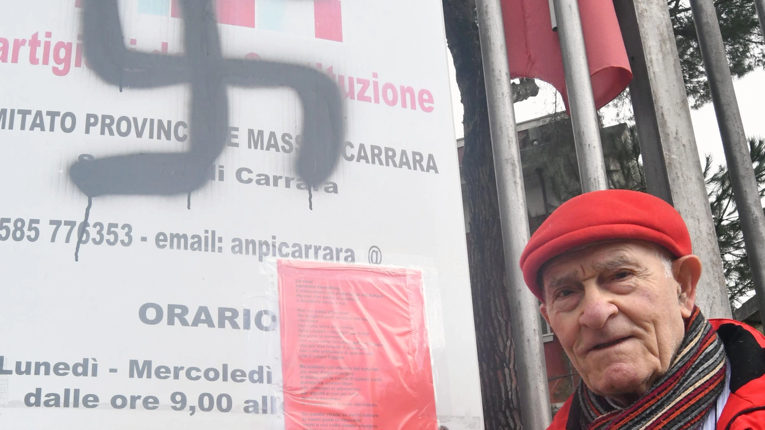 Sanguinetti davanti alla sede di Grazzano