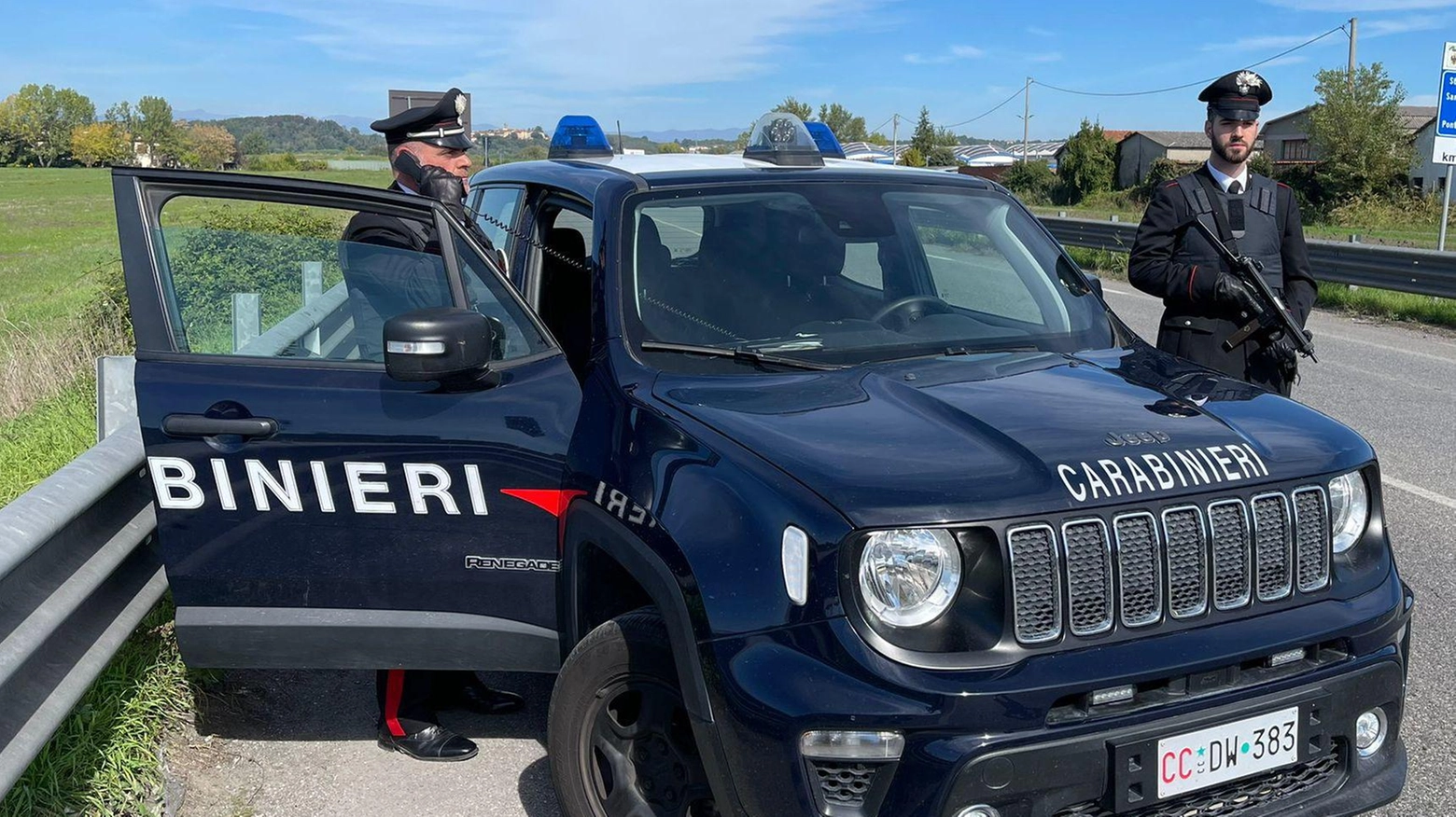 Ferisce un uomo al collo con una bottiglia rotta Ferisce un uomo al collo con una bottiglia rotta