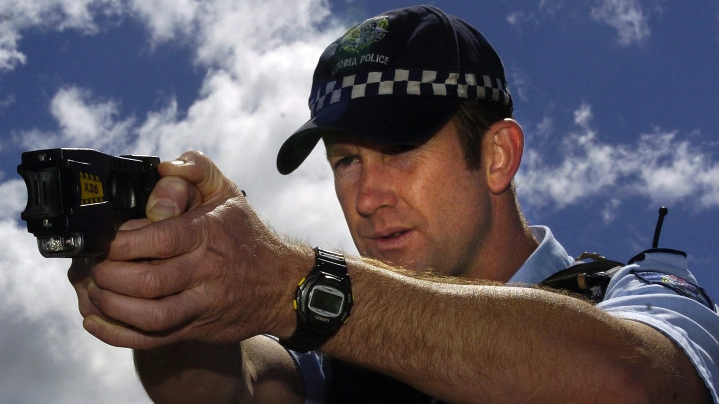 Un poliziotto australiano usa il Taser (foto Ansa)