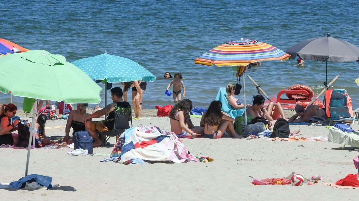 I bambini hanno accusato gli stessi sintomi dopo il bagno in mare (foto repertorio)