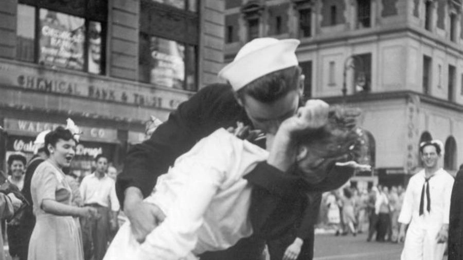 Il bacio iconico tra un marinaio e un’infermiera a New York, 1945 (foto Ansa) 