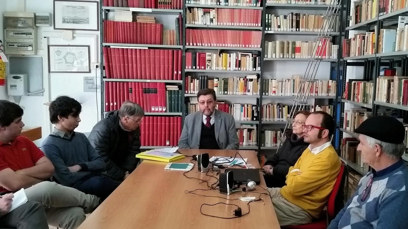 PRESENTAZIONE Giuseppe Corlito dell’Anpi in testa al tavolo della conferenza stampa indetta per presentare il presidio antifascista
