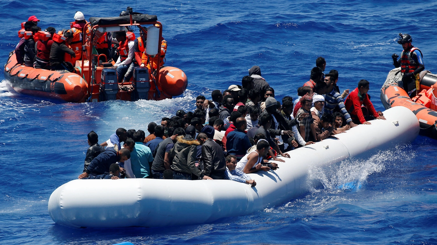 Salvataggio di migranti nelle acque del Mediterraneo (Lapresse)