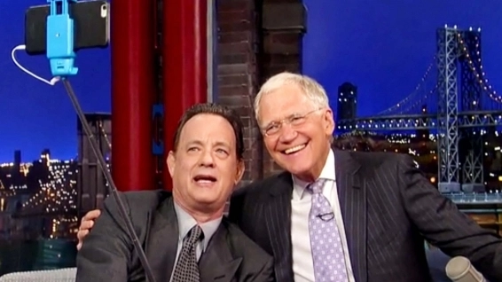 L’attore Tom Hanks con il popolare conduttore David Letterman nello show andato in onda lunedì sera