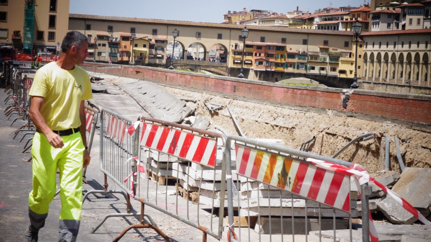 Voragine sul lungarno Torrigiani (Gianluca Moggi/ New Press Photo)