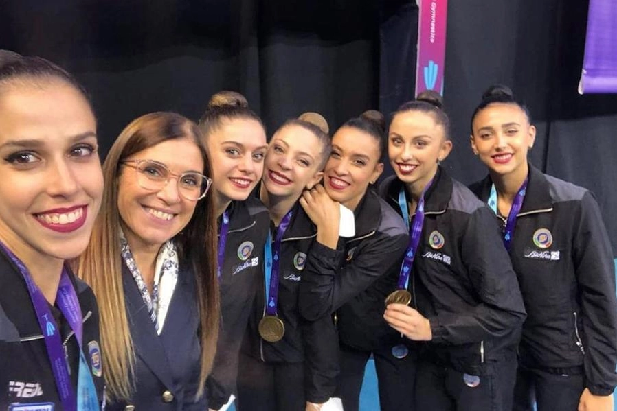 Emanuela Maccarani (seconda da sinistra) con le ginnaste della Nazionale