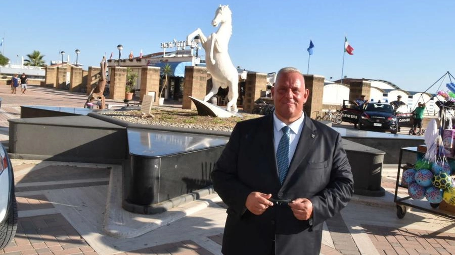 Il sindaco Antonfrancesco Vivarelli Colonna con alle spalle il "Cavallino"