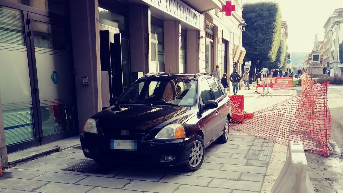 L'auto sul marciapiede in via Petrarca