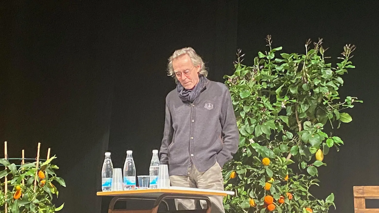 "Storie di piccoli luoghi per cancellare i confini" Lo scrittore Andrea Vitali a teatro con gli studenti "Storie di piccoli luoghi per cancellare i confini" Lo scrittore Andrea Vitali a teatro con gli studenti
