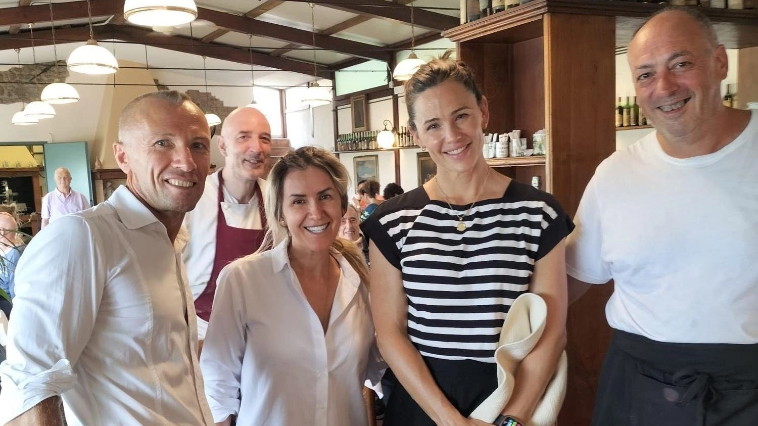Una domenica da turista La star del cinema a passeggio nel borgo fra shopping e cultura Una domenica da turista La star del cinema a passeggio nel borgo fra shopping e cultura