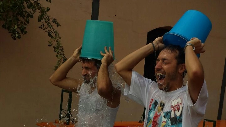 Due abitanti di Torrenieri che fanno la doccia gelata
