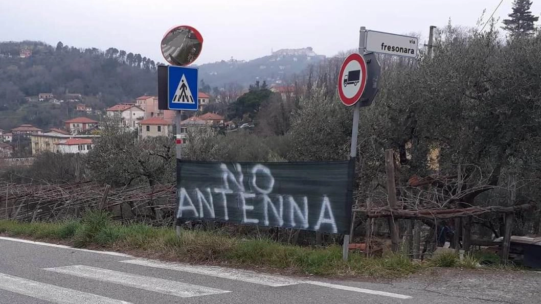 Spariti i cartelli contro l’antenna I residenti: "Li rimetteremo tutti" Spariti i cartelli contro l’antenna I residenti: "Li rimetteremo tutti"
