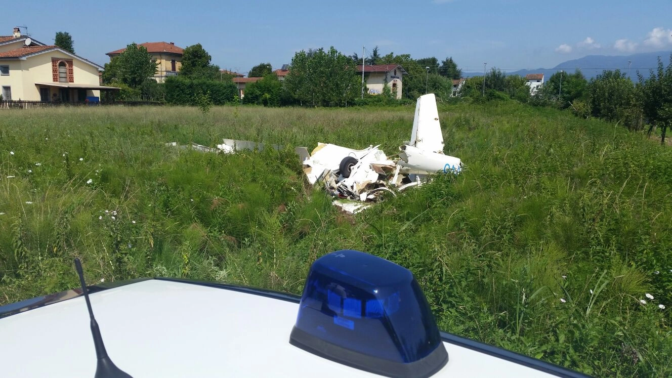 L'ultraleggero caduto vicino a Lucca: due persone sono morte nell'incidente