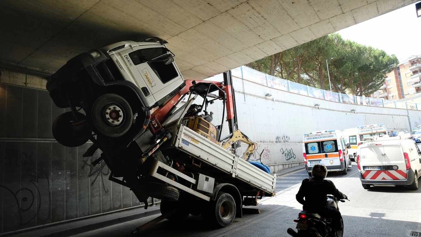Il camion incastrato (Giuseppe Cabras / New Press Photo)