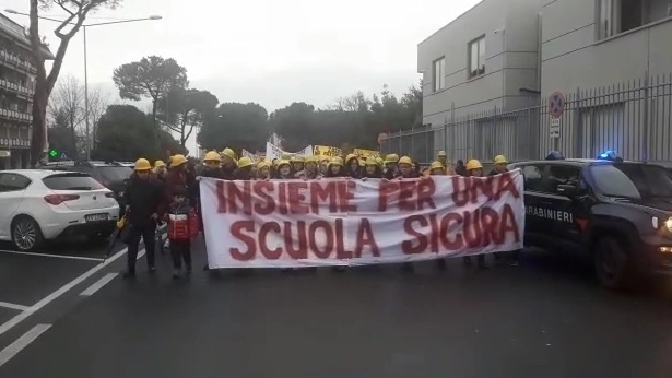 Cinquecento alla marcia per la sicurezza delle scuole 