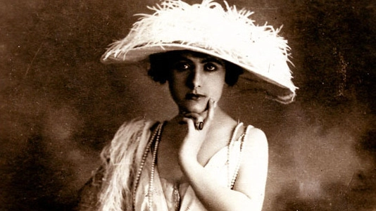 Elena Seracini Vitiello, alias Francesca Bertini, è stata la regina del cinema muto nel 1915. Daniele Nuti la ricorda in un video collage