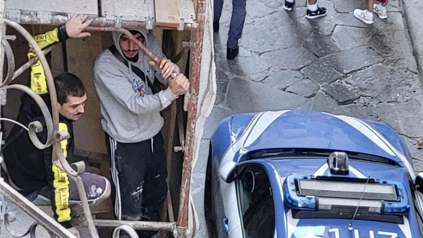 "Due mesi senza stipendi". Gli operai ’occupano’ il cantiere dell’ex teatro "Due mesi senza stipendi". Gli operai ’occupano’ il cantiere dell’ex teatro