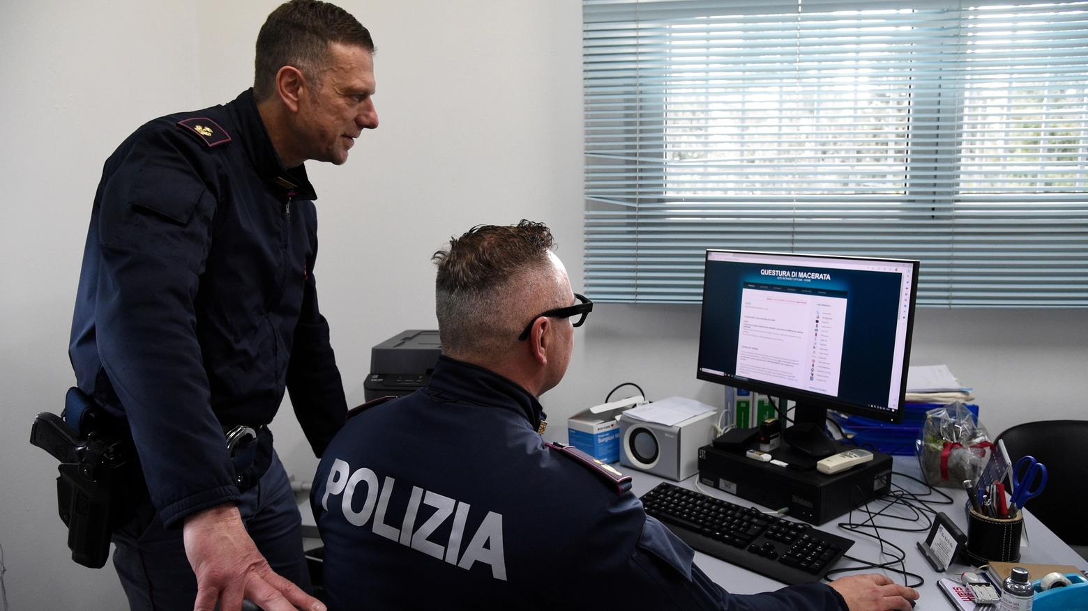 Polizia (foto di repertorio) Polizia (foto di repertorio)
