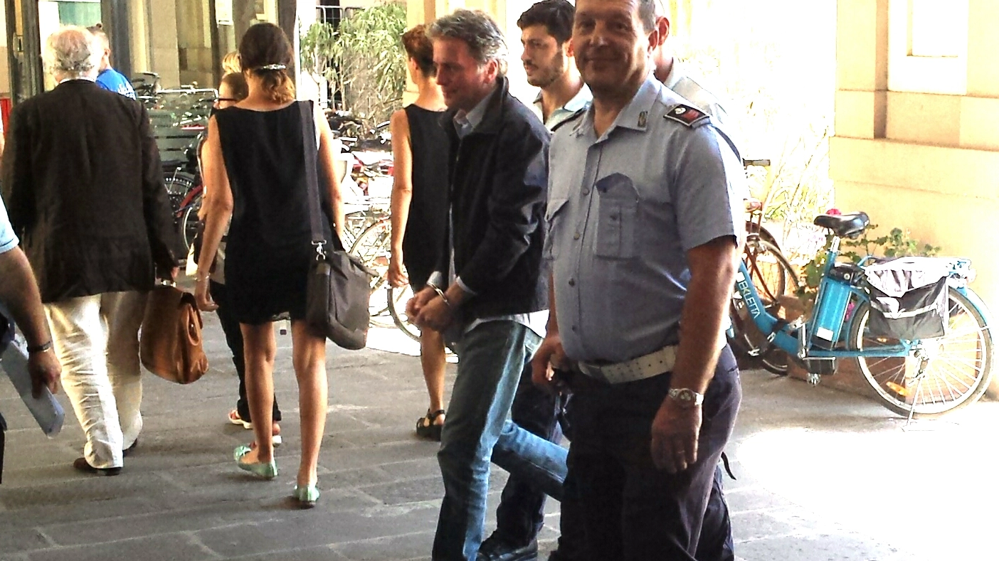  Marco Zappelli (il primo da sinistra) mentre esce dal tribunale scortato dalla polizia