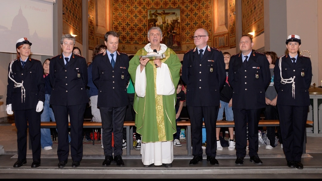 lo "zucchetto" donato da Papa Francesco consegnato al parroco di Barberino lo "zucchetto" donato da Papa Francesco consegnato al parroco di Barberino