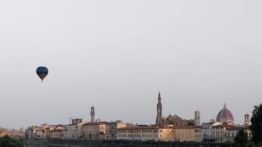 Una mongolfiera sopra la città di Firenze all'alba di giovedì 23 giugno