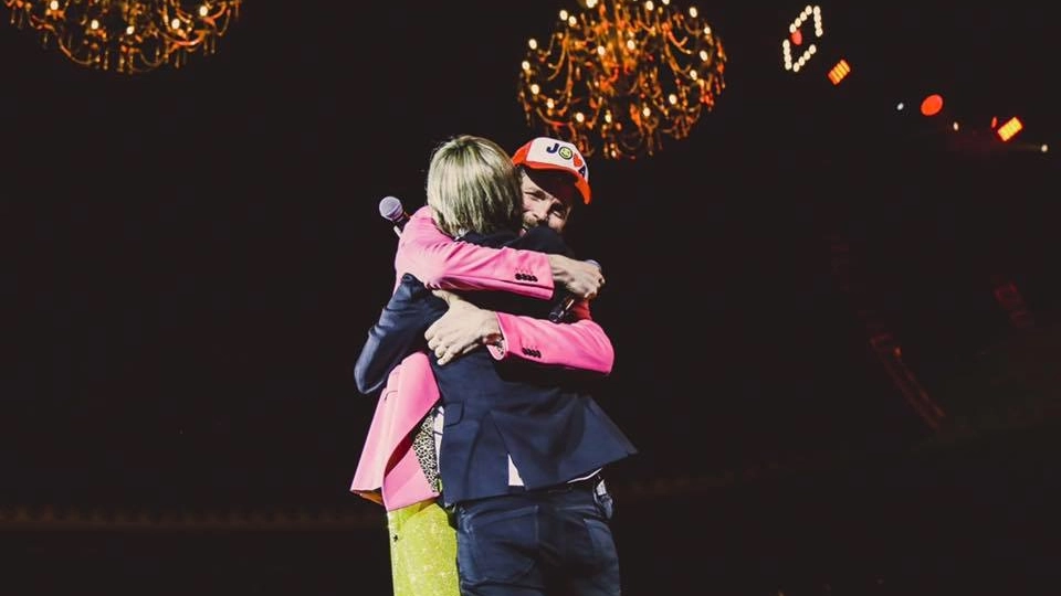 Jovanotti abbraccia Nadia Toffa durante il concerto a Bologna