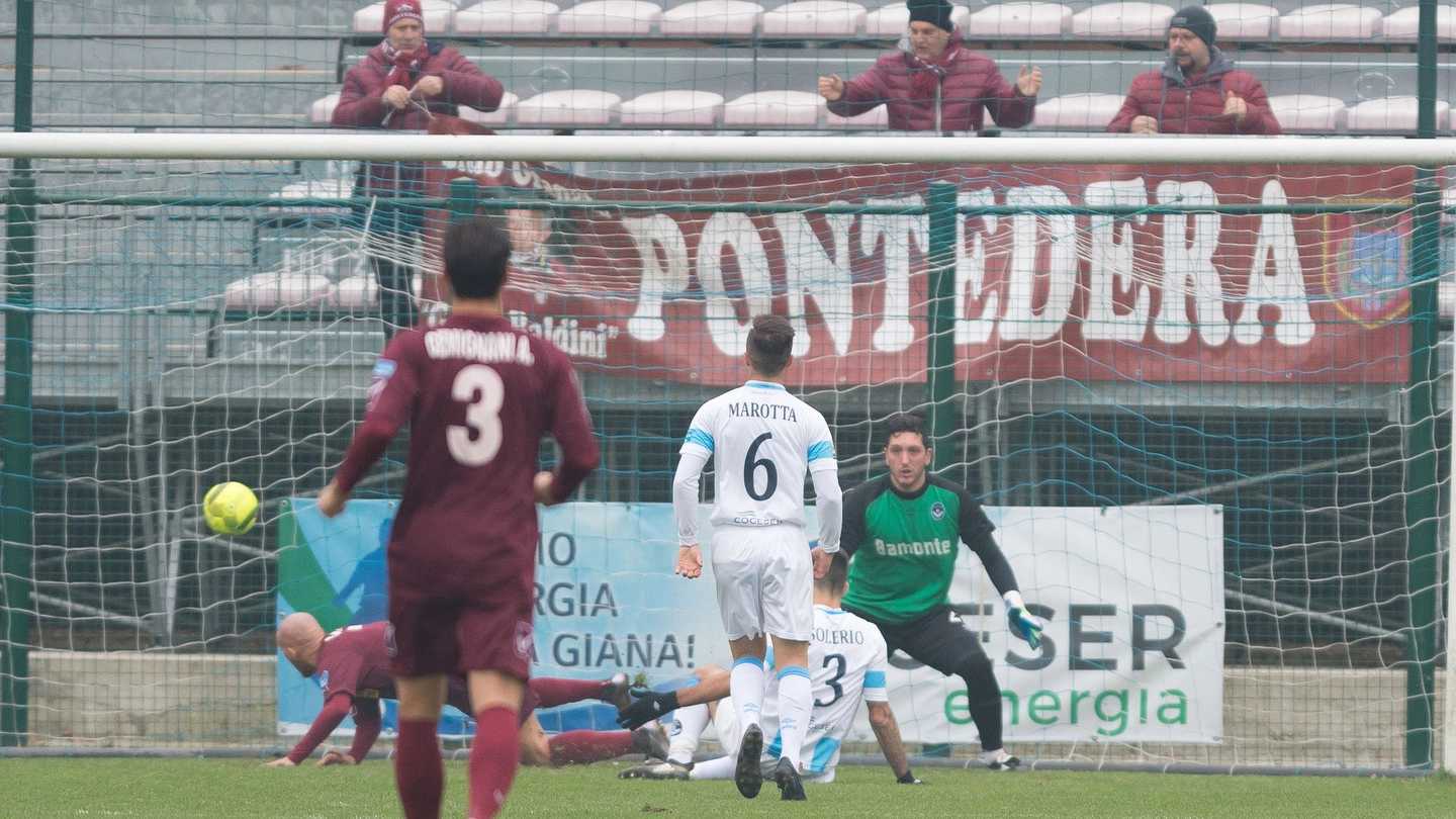 Giana-Pontedera, il gol di Santini (foto LaPresse)