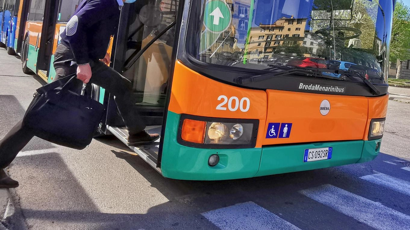Ancora proteste per gli autobus: "Un’odissea arrivare al lavoro". I nuovi orari sempre nel mirino