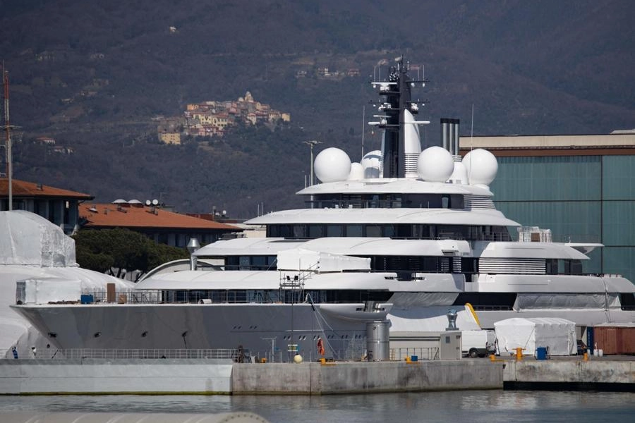 Lo Scheherazade, l’imbarcazione congelata dalla guardia di finanza al porto di Marina