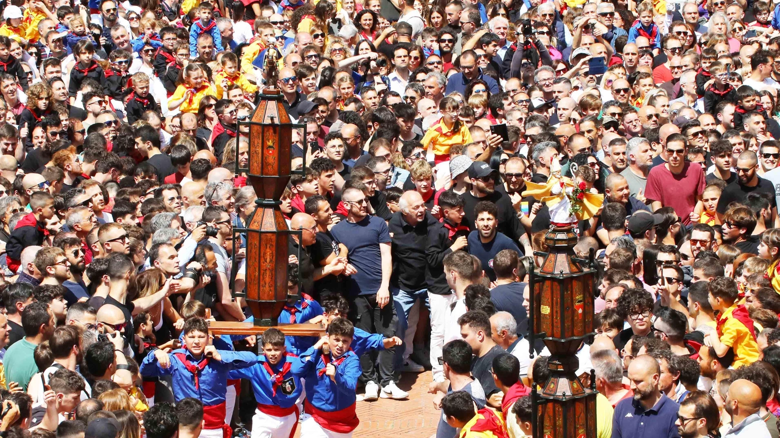Ceri piccoli, ma la Festa è grande Sant’Ubaldo non chiude la Porta Ceri piccoli, ma la Festa è grande Sant’Ubaldo non chiude la Porta