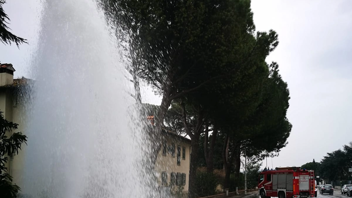 L'idrante che si è guastato in via del Molinuzzo (foto: vigili del fuoco)