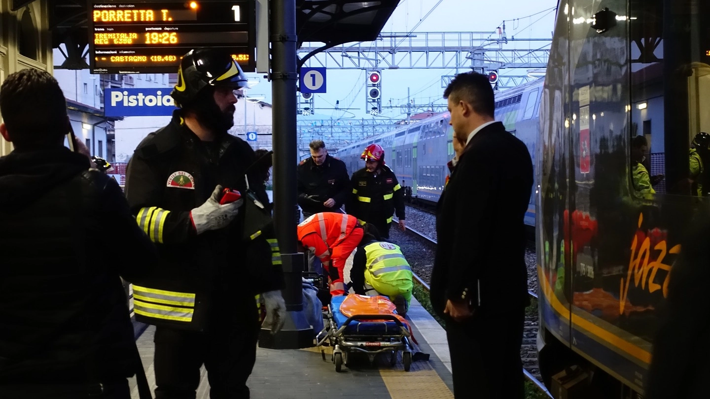 I soccorsi alla donna che ha cercato di gettarsi sotto un treno (FotoCastellani)