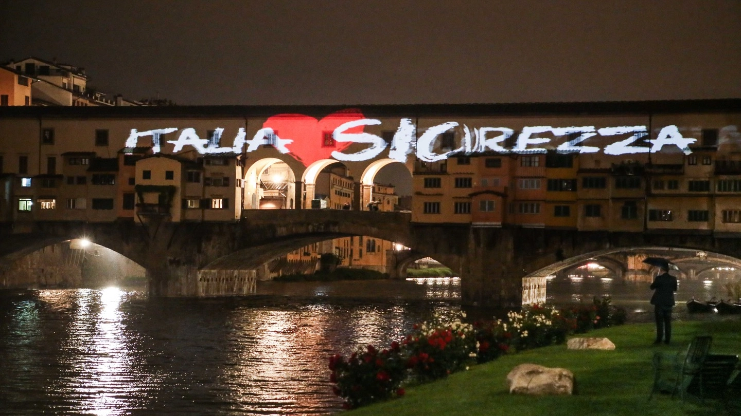 Italia Loves Sicurezza. Proiezione su Ponte Vecchio (New Press Photo)