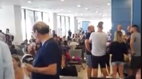 I turisti bloccati in aeroporto