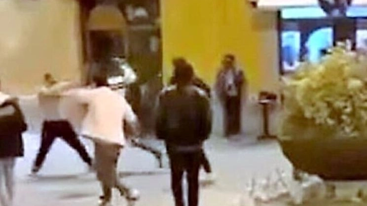 Caso piazza della Badia I residenti dopo le risse: "Basta con le promesse, veri controlli a tappeto" Caso piazza della Badia I residenti dopo le risse: "Basta con le promesse, veri controlli a tappeto"