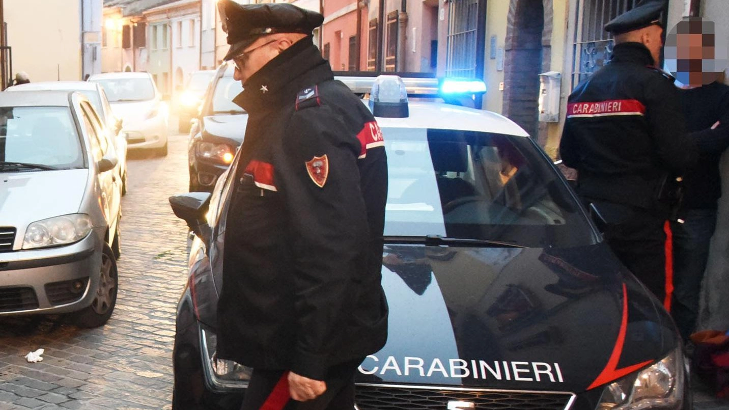 Rubano un profumo e scappano, denunciati due giovani stranieri