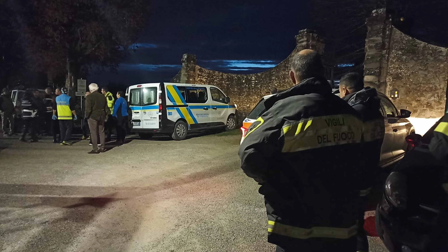 L'intervento dei soccorritori dopo l'intossicazione in parrocchia (Foto Falsetti)