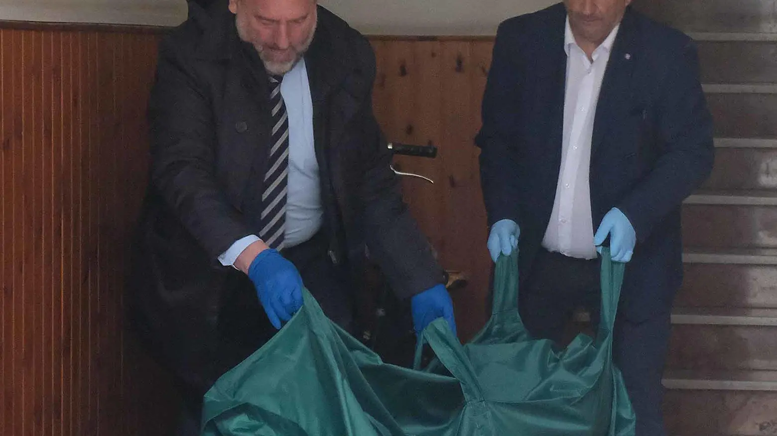 Si fa uccidere per proteggere la figlia Brunetta dormiva lì per paura di lui Si fa uccidere per proteggere la figlia Brunetta dormiva lì per paura di lui