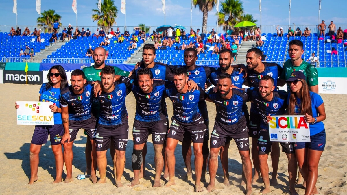 La formazione vincitrice dello scudetto di Beach Soccer del Pisa