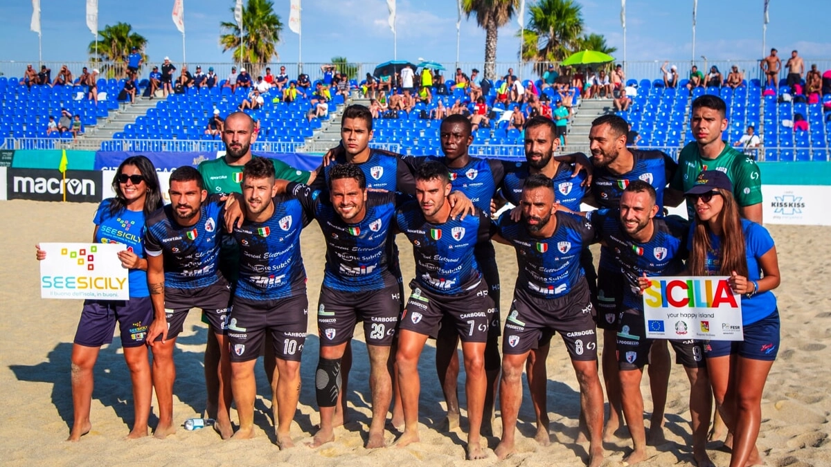La formazione vincitrice dello scudetto di Beach Soccer del Pisa La formazione vincitrice dello scudetto di Beach Soccer del Pisa