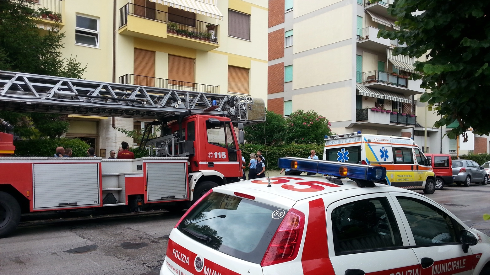 Vigili del fuoco e municipale in via Ugo Foscolo a Livorno (Lanari/Alive)