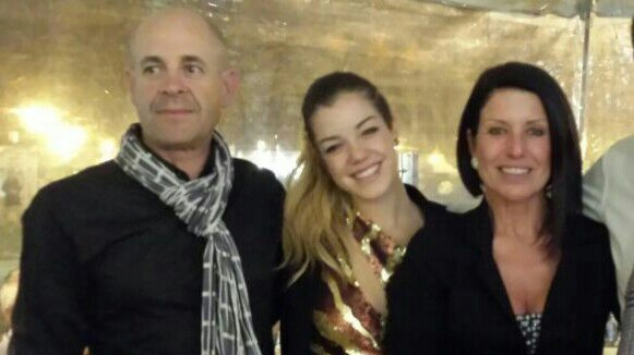Elisa Pezzini con i genitori nella foto fornita dalla famiglia